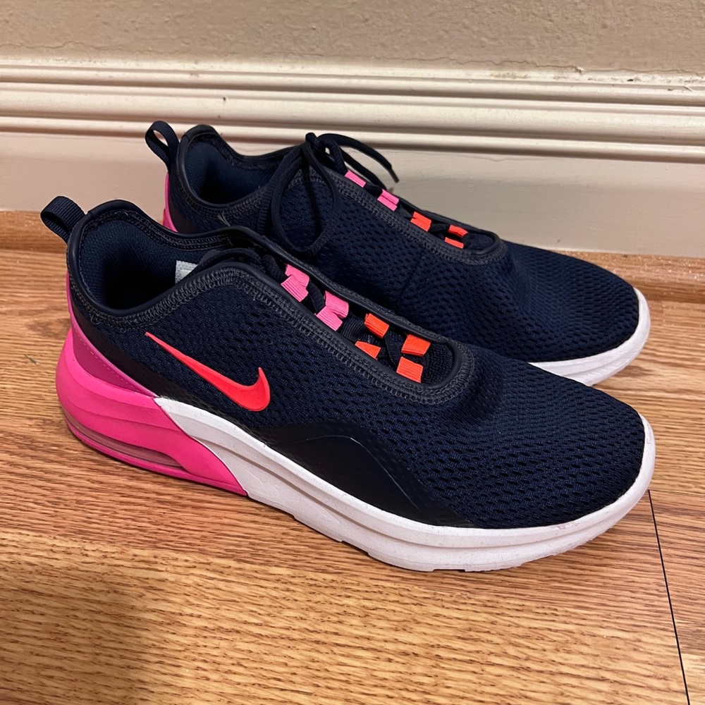 NIKE Air Max motion 2 sneakers.